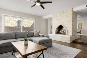 Charming patio home w/ community pool, WFH setups, 10 min walk to Old Town!